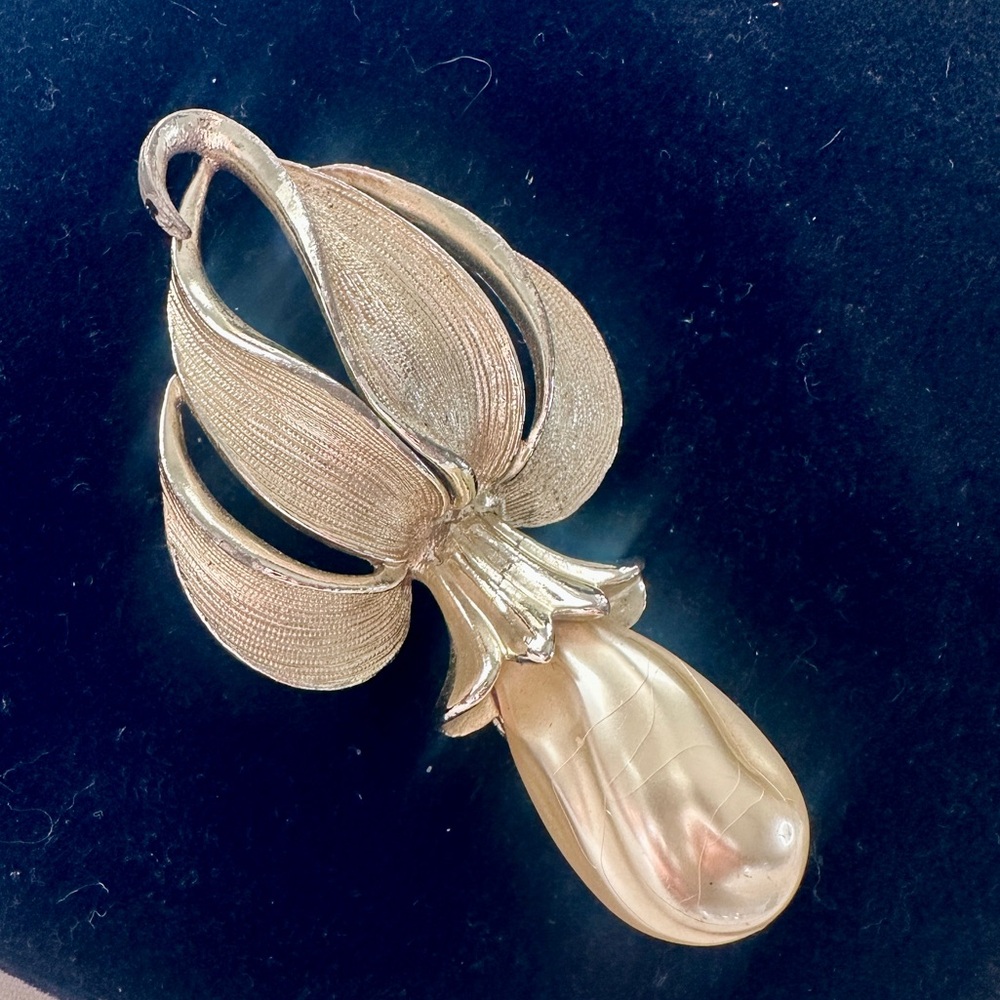 SARAH COVENTRY Fantasy 1962 Iris Brooch Gold Tone Faux Pearl